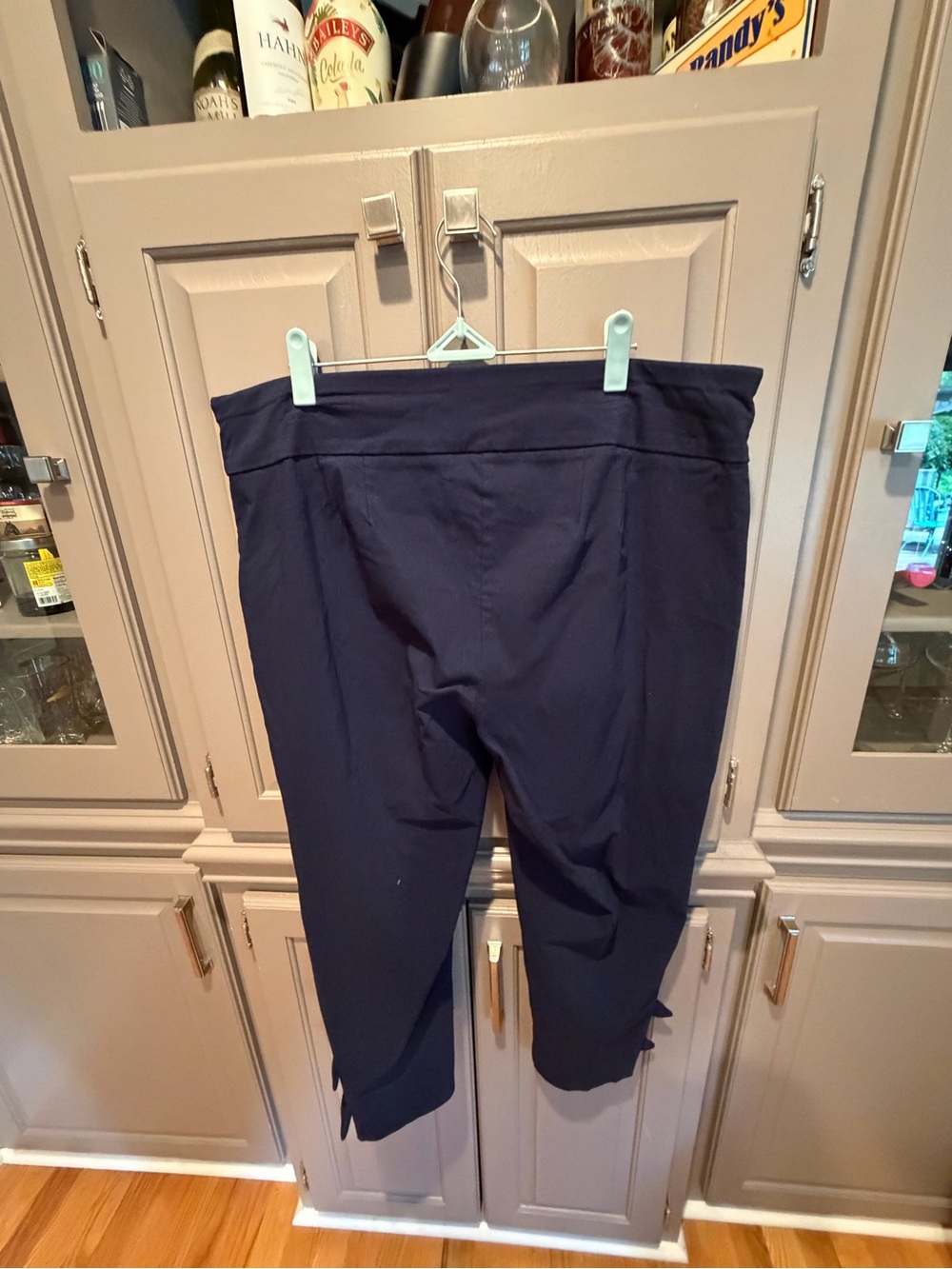 crown & ivy Navy Cropped Capri Leggings with Hem Bows - Picture 3 of 8